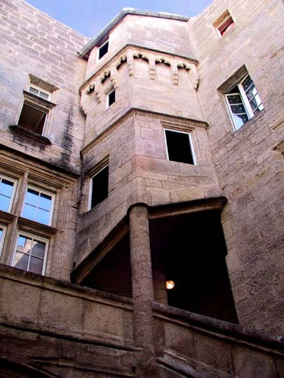 L'escalier dans la cour de l'Htel Alfonce